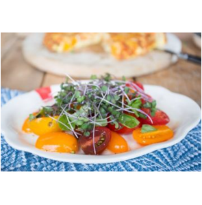 Salade de tomates aux micro-pousses de chou rouge